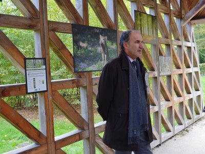 Frédéric Sanchez devant l'exposition de photos des visiteurs. - Amaury Tremblay