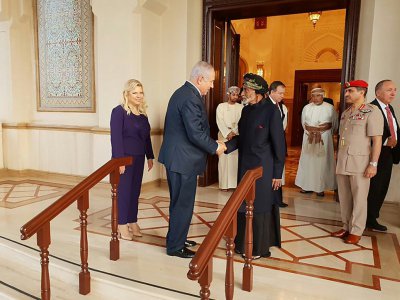 Photo fournie le 26 octobre 2018 par le compte Twitter du Premier ministre israélien Benjamin Netanyahu le montrant (C-G) en présence de son épouse Sara (G) serrant la main du sultan Qabous d'Oman (C-D) dans la capitale omanaise Mascate à l'occasion - - [Benjamin Netanyahu Official Twitter Account/AFP]