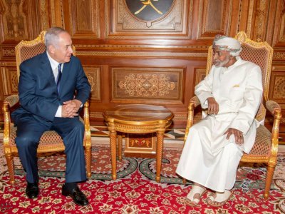 Photo fournie le 26 octobre 2018 par le Palais royal à Oman montrant le sultan Qabous (G) recevant le Premier ministre israélien Benjamin Netanyahu qui a effectué une visite officielle non annoncée dans ce pays arabe du Golfe avec lequel Israël n'ent - - [Omani Royal Palace/AFP]