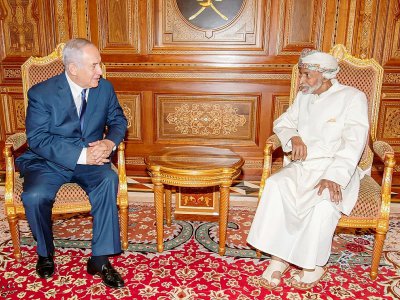 Photo fournie le 26 octobre 2018 par le Palais royal à Oman montrant le sultan Qabous (G) recevant le Premier ministre israélien Benjamin Netanyahu qui a effectué une visite officielle non annoncée dans ce pays arabe du Golfe avec lequel Israël n'ent - - [Omani Royal Palace/AFP]