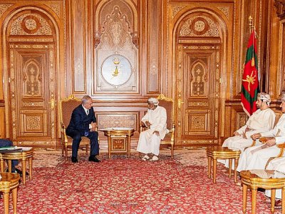 Photo fournie le 26 octobre 2018 par le Palais royal à Oman montrant le sultan Qabous (C-D) lors d'une rencontre à Mascate avec le Premier ministre israélien Benjamin Netanyahu (C-G) qui a effectué une rarissime visite officielle d'un haut responsabl - - [Omani Royal Palace/AFP]
