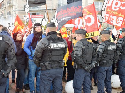 Les manifestants courroucés font face aux gendarmes. - Maëlig Louesdon