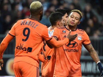 L'attaquant de Lyon Memphis Depay (d) félicité par son coéquipier Moussa Dembélé après son but à Angers, le 27 octobre 2018 - JEAN-FRANCOIS MONIER [AFP]