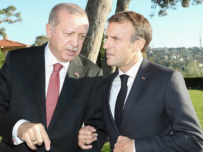 Le président français Emmanuel Macron (à droite) parle avec son homologue turc Recep Tayyip Erdogan le 27 octobre 2018 à Istanbul - Kayhan OZER [POOL/AFP]