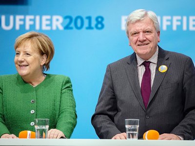 La chancelière allemagne Angela Merkel et le ministre-président sortant de la région de Hesse, Volker Bouffier (CDU), lors d'un meeting le 25 octobre 2018 à Fulda - Silas Stein [dpa/AFP/Archives]