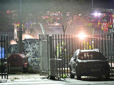 Les services de secours s'empressent autour de la carcasse de l'hélicoptère qui s'est écrasé près du stade de Leicester, dans le centre de l'Angleterre, le 28 octobre 2018. La présence du président thaïlandais du club, Vichai Srivaddhanaprabha, à bor - Ben STANSALL [AFP]
