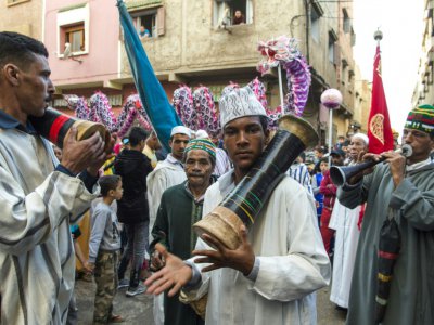 Des Marocains jouent de la musique Gnaoua pour célébrer le festival de Boujloud dans la ville de Salé, le 27 octobre 2018. - FADEL SENNA [AFP]