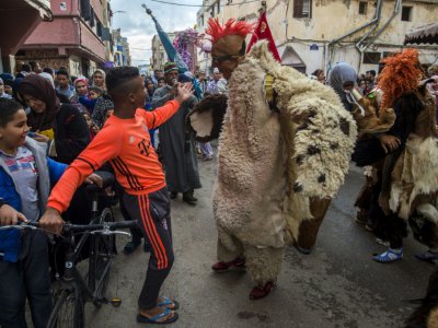 Un Marocain déguisé en peaux de moutons danse dans un quartier de la ville de Salé à l'occasion du festival de Boujloud, le 27 octobre 2018 - FADEL SENNA [AFP]