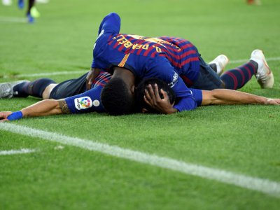 L'attaquant du FC Barcelone Luis Suarez félicité par son coéquipier Ousmane Dembélé après avoir inscrit un 3e but contre le Real Madrid, le 28 octobre 2018 au Camp Nou - LLUIS GENE [AFP]