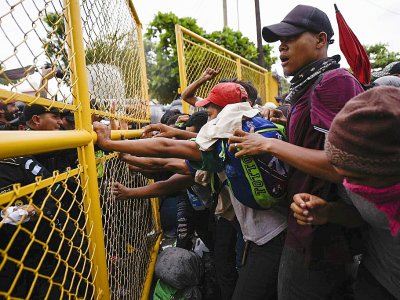 Des migrants tentent d'atteindre la frontière entre le Guatemala et le Mexique, à Ciudad Tecun Uman, au Guatemala, le 28 octobre 2018 - SANTIAGO BILLY [AFP]