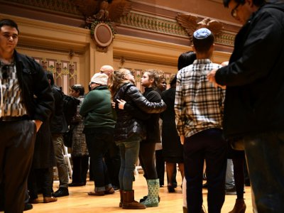 Des jeunes filles s'enlacent après l'hommage rendu aux victimes de l'attaque de la synagogue "Tree of Life" à Pittsburg, le 28 octobre 2018 - Brendan Smialowski [AFP]
