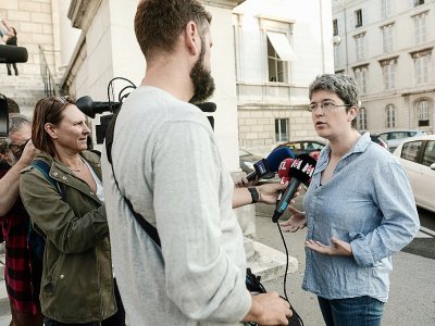 Brigitte Gothière, porte parole de L214, s'exprime devant le tribunal à Pau, le 17 septembre 2018 - IROZ GAIZKA [AFP]