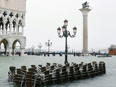 Des chaises flottent sur la place Saint-Marc à Venise le 29 octobre 2018 - Miguel MEDINA [AFP]