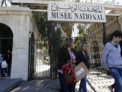Des visiteurs quittent le musée national de Damas, rouvert au public après six années de fermeture, le 28 octobre 2018 - LOUAI BESHARA [AFP]