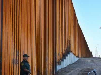 Un agent du service des douanes et de la protection des frnotières (CBP) fait son tour de garde devant la section du mur frontalier à Calexico (Californie), le 26 octobre 2018 - Mark RALSTON [AFP]