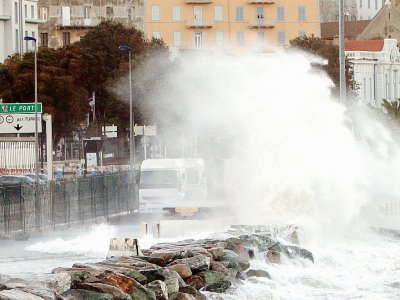 Une vague s'écrase sur un camion à Bastia en Corse, le 29 octobre 2018 - YANNICK GRAZIANI [AFP]