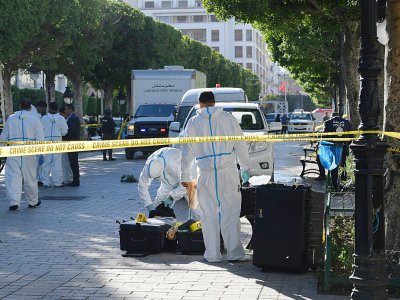 Des enquêteurs inspectent le lieu de l'attaque kamikaze à Tunis, sur l'avenue Bourguiba, qui a fait 20 blessés, le 29 octobre 2018 - FETHI BELAID [AFP]