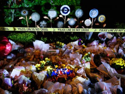 Des hommages aux victimes déposés devant la synagogue Tree of Life, le  30 octobre 2018 à Pittsburgh (Pennsylvanie) - Brendan Smialowski [AFP]