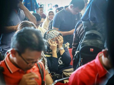 Des proches des familles du vol Lion Air à l'aéroport de Pangkal Pinang où l'appareil devait se poser le 29 octobre 2018 - HADI SUTRISNO [AFP]