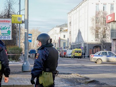 Patrouille de police dans une rue proche du siège du FSB à Arkhangelsk le 31 cotobre 2018 - Michail SHISHOV [AFP]