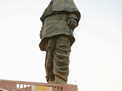 Des ouvriers indiens au pied de la "Statue de l'Unité", dans le Gujarat (ouest de l'Inde), le 30 octobre 2018 - SAM PANTHAKY [AFP]