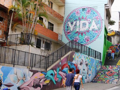 Sur les murs, l'art s'inscrit partout au sein du Comuna 13