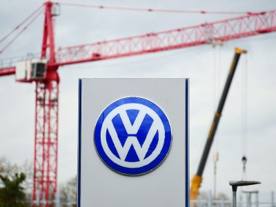 Le logo de Volkswagen (VW) à Wolfsburg, en Allemagne, le 9 novembre 2015 - John MACDOUGALL [AFP/Archives]