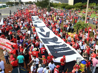 Des soutiens de l'ex-président Lula réclament sa libération, le 15 octobre 2018 à Brasilia. - EVARISTO SA [AFP]