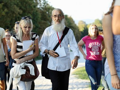 Mile Mrvalj (C) parle à des lycéens en leur faisant visiter Zagreb à sa façon, le 24 octobre 2018 - Damir SENCAR [AFP]
