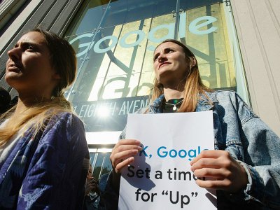 Des employés de Google manifestent pour dénoncer la gestion par l'entreprise du harcèlement sexuel, ici à New York, le 1er novembre 2018 - Bryan R. Smith [AFP]