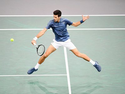 Le Serbe Novak Djokovic face au Bosnien Damir Dzumhur au Masters 1000 de Paris, le 1er novembre 2018 - Anne-Christine POUJOULAT [AFP]