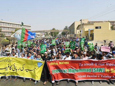 Des étudiants pakistanais musulmans membres de l'Islami Jamiat Talaba (IJT) manifestent contre l'acquittement de la chrétienne Asia Bibi, à Karachi ke 1er novembre 2018 - ASIF HASSAN [AFP]