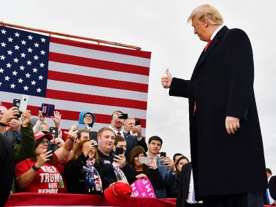 Le président des Etats-Unis Donald Trump salue ses partisans en arrivant à l'un de ses nombreux meeting de campagne, ici à Huntington (Virginie Occidentale), le 2 novembre 2018. - Nicholas Kamm [AFP]