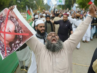 Un partisan du parti musulman extrémiste ASWJ (Ahle Sunnat Wal Jamaat) proteste contre l'acquittement de la chrétienne Asia Bibi dont il brandit le portrait barré de rouge, le 2 novembre 2018 à Islamabad - AAMIR QURESHI [AFP]