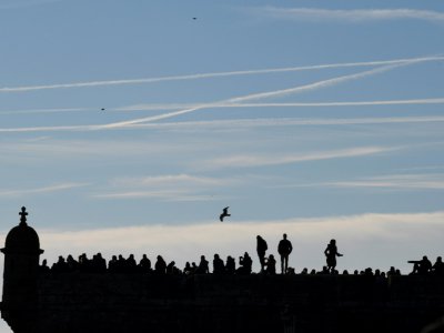 Le public se presse sur les fortifications de Saint-Malo à la veille du départ des voiliers, le 3 novembre 2018 - DAMIEN MEYER [AFP]