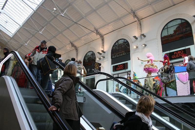 De la salle des pas perdus, la galerie marchande se gagne via ses escalators