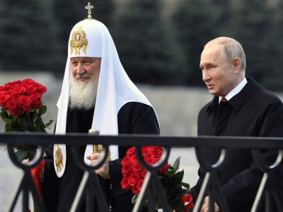 Le président Vladimir Poutine et le Patriarche russe Kirill déposent des fleurs au pied du monument à Dmitri Pojarski et Kouzma Minine, le 4 novembre 2018 à Moscou - Alexander NEMENOV [AFP]