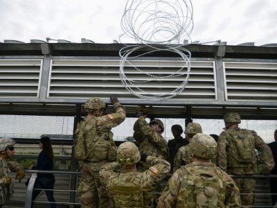 Des soldats américains installent des barbelés à la frontière avec le Mexique, le 4 novembre 2018 à Hidalgo, au Texas - Alexandra Minor [US AIR FORCE/AFP]
