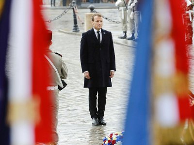 Emmanuel Macron devant la tombe du soldat inconnu, le 11 novembre 2017 - JACQUES DEMARTHON [AFP/Archives]
