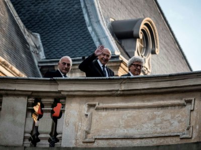 Gérard Collomb (c) à son arrivée à la mairie de Lyon, le 5 novembre 2018, au côté de son prédécesseur, Georges Képénékian (g) - JEFF PACHOUD [AFP]