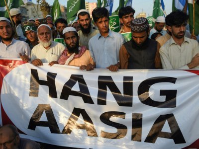 "Pendez Asia", peut-on lire sur une banderole d'une manifestation le 4 novembre 2018 de partisans pakistanais du Jamaat-e-Islami (JI) protestant contre l'acquittement d'Asia Bibi, une chrétienne condamnée à mort pour blaspème - RIZWAN TABASSUM [AFP]