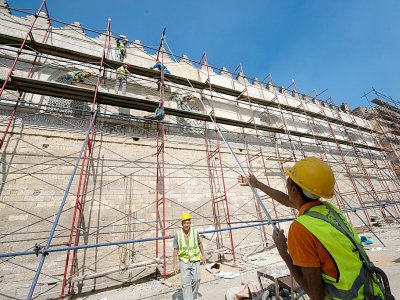 Des ouvriers restaurent les murailles de la mosquée de Baybars au Caire, qui date du XIIIe siècle, le 16 octobre 2018 - KHALED DESOUKI [AFP]