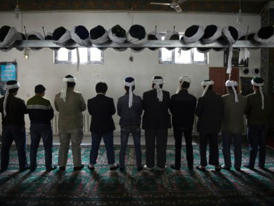 Des Ouïghours prient dans une mosquée à Hotan au Xinjiang  dans le nord-ouest de la Chine, le 16 avril 2015 - Greg Baker [AFP/Archives]