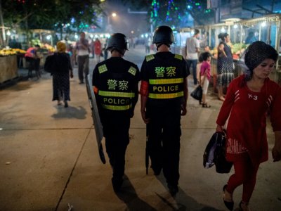La police patrouille dans un marché de nuit au dernier jour du ramadan près de la mosquée Id Kah à Kashgar dans le Xinjiang en Chine, le 25 juin 2017 - Johannes EISELE [AFP/Archives]