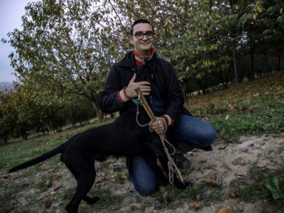 Diego Guaraldo, propriétaire du chien Rocky entraîné par Giovanni Monchiero à trouver des truffes, le 24 octobre 2018 à Roddi, en Italie - MARCO BERTORELLO [AFP]