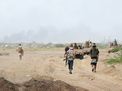 Des membres des forces progouvernementales avancent vers Hodeida (ouest) au Yémen, le 6 novembre 2018 - - [AFP]