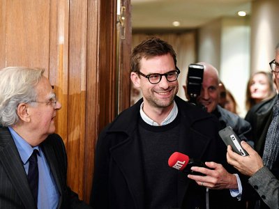 Bernard Pivot (G), président du jury Goncourt, avec l'acrivain Nicolas Mathieu (C), lauréat du Prix, le 7 novembre 2018 à Paris - Eric FEFERBERG [AFP]