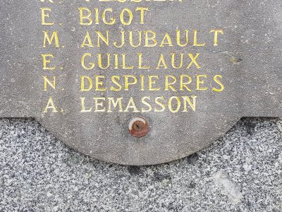 Le nom du soldat Lemasson a désormais rejoint les 50 autres qui étaient gravés sur le monument aux morts. - Eric Mas