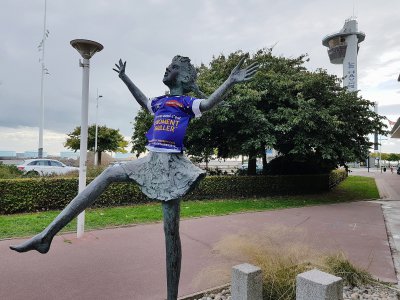 La statue Danse Printanière, près du musée havrais MuMa, s'est revêtu d'un maillot Volontaire. - Gilles Anthoine