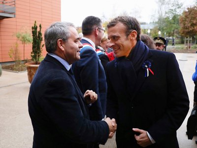 Emmanuel Macron (droite) et le président du conseil régional des Hauts-de-France Xavier Bertrand (gauche) à Rozoy-sur-Serre, le 7 novembre 2018 - ludovic MARIN [AFP]